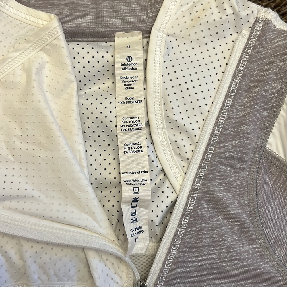 Women’s Lululemon Running Rain Jacked Size 4 - Picture 3 of 4